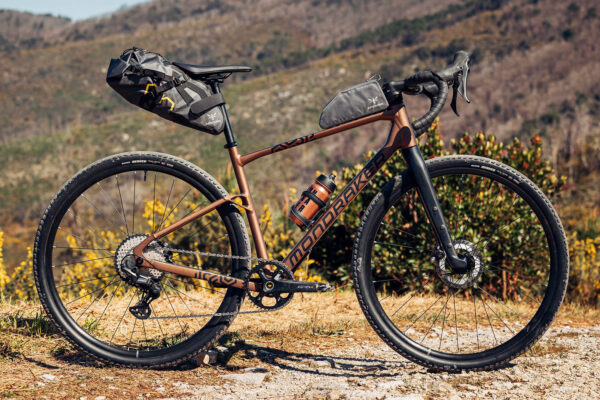 Gravelové bicykle Mondraker Arid dostali hliníkový rám a nižšiu cenu
