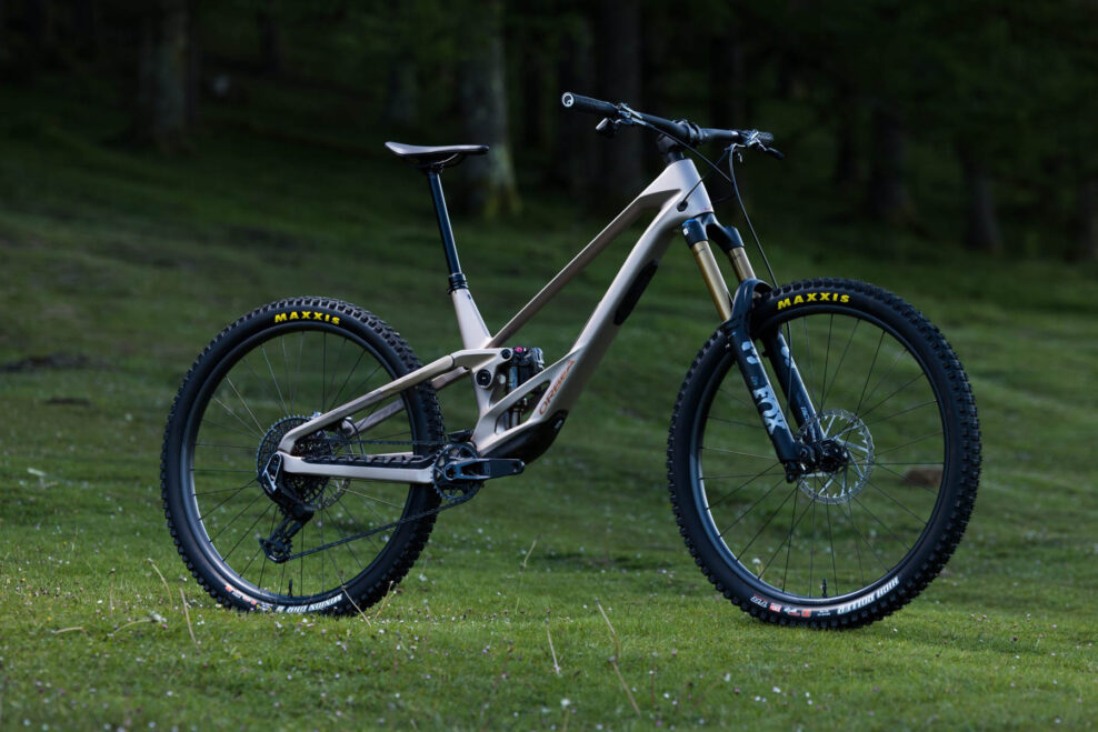Orbea predstavila nov&yacute; Rallon, ktor&yacute; sp&aacute;ja enduro a zjazd v jednom bicykli