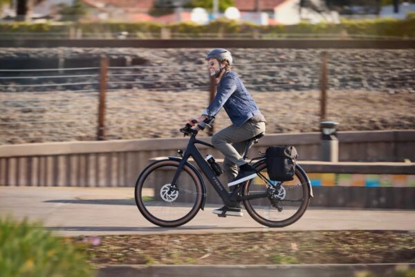 Trek predstavil svoj prvý elektrobicykel s plynom na riadidlách