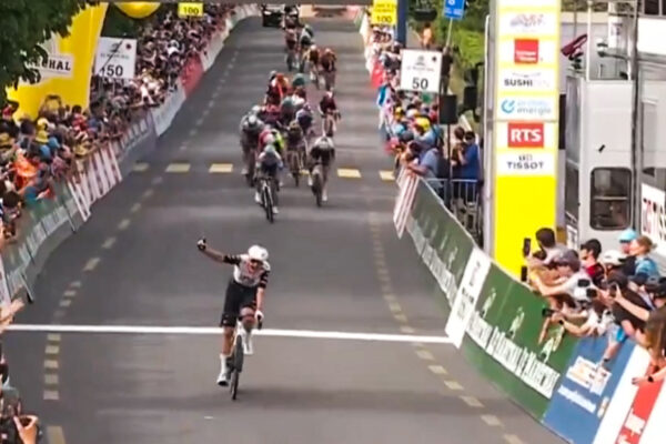 Jay Vine využil zaváhanie súperov a zvítazil v tretej etape Okolo Romandie