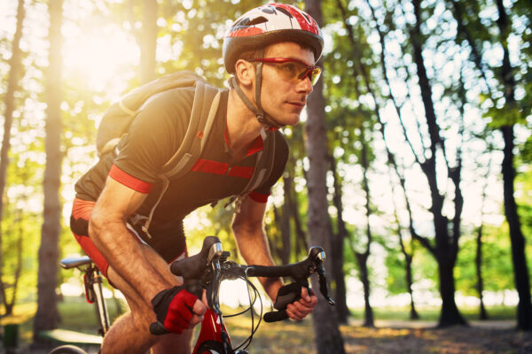 Dlhé trasy a únava zraku – Ako ju zvládnuť a ochrániť si oči na bicykli