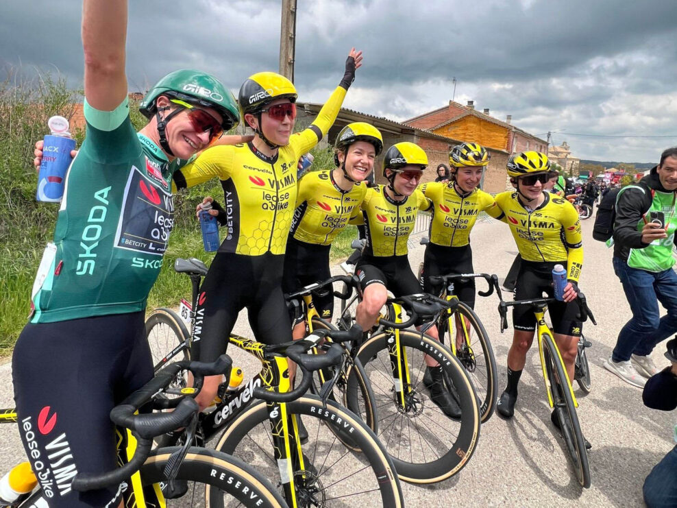 Marianne Vos z&uacute;žitkovala skvel&uacute; pr&aacute;cu Viki Chladoňovej aj Imogen Wolff a v extremne tesnom &scaron;printe vyhrala &scaron;iestu etapu Vuelty