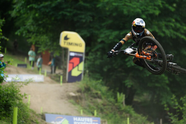Jackson Goldstone po vynechanej sezóne vyhral preteky Svetového pohára v Loudenvielle