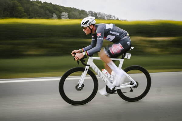 Mathieu van der Poel odštartuje na Critérium du Dauphiné, zo zranenia z horského bicykla sa už zotavil