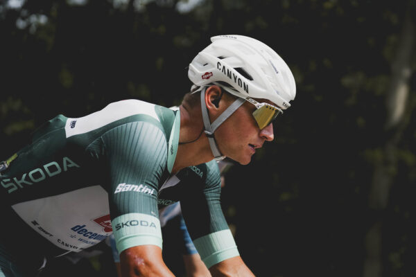 „Jeden z najťažších dní, aký som kedy na bicykli zažil.“ Mathieu van der Poel hovorí, že nemôže reagovať na každý útok