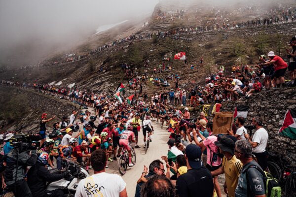 Simon Yates prekonal historický rekord v stúpaní Colle delle Finestre. Ako prvý ho prešiel za menej ako hodinu