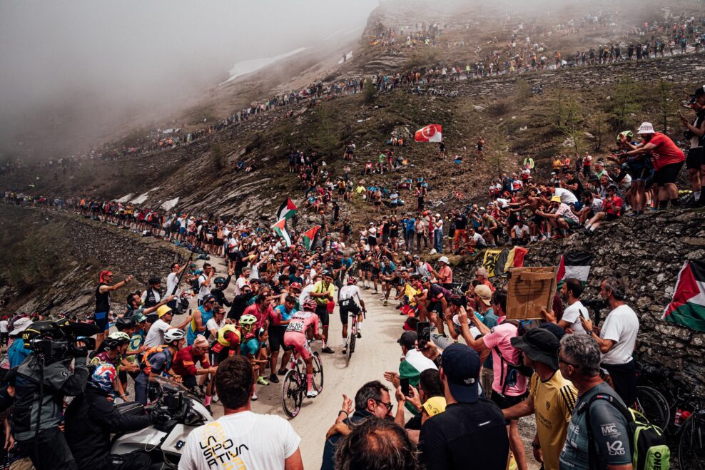 Simon Yates prekonal historick&yacute; rekord v st&uacute;pan&iacute; Colle delle Finestre. Ako prv&yacute; ho pre&scaron;iel za menej ako hodinu