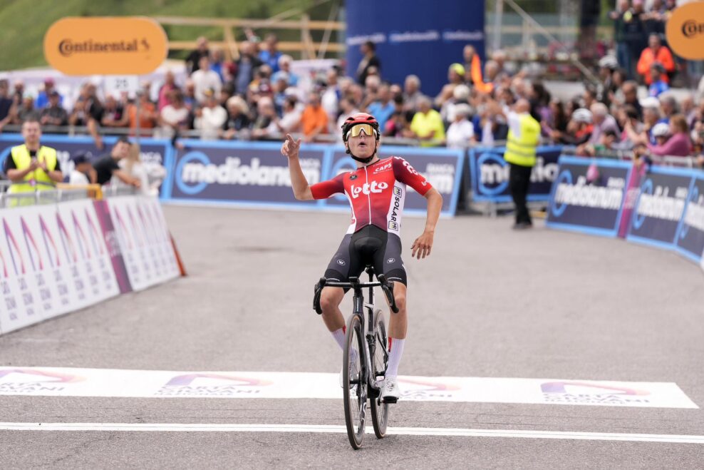 Jarno Widar vyhral tretiu etapu Giro d&rsquo;Italia Next Gen na vrchole Passo Maniva a oblečie sa do ružov&eacute;ho dresu