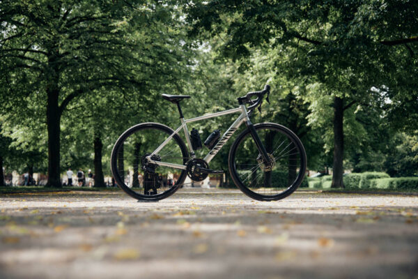 Nový kráľ dostupných bicyklov? Canyon Endurace AllRoad prichádza so sadou Shimano CUES a stojí iba 1049 eur