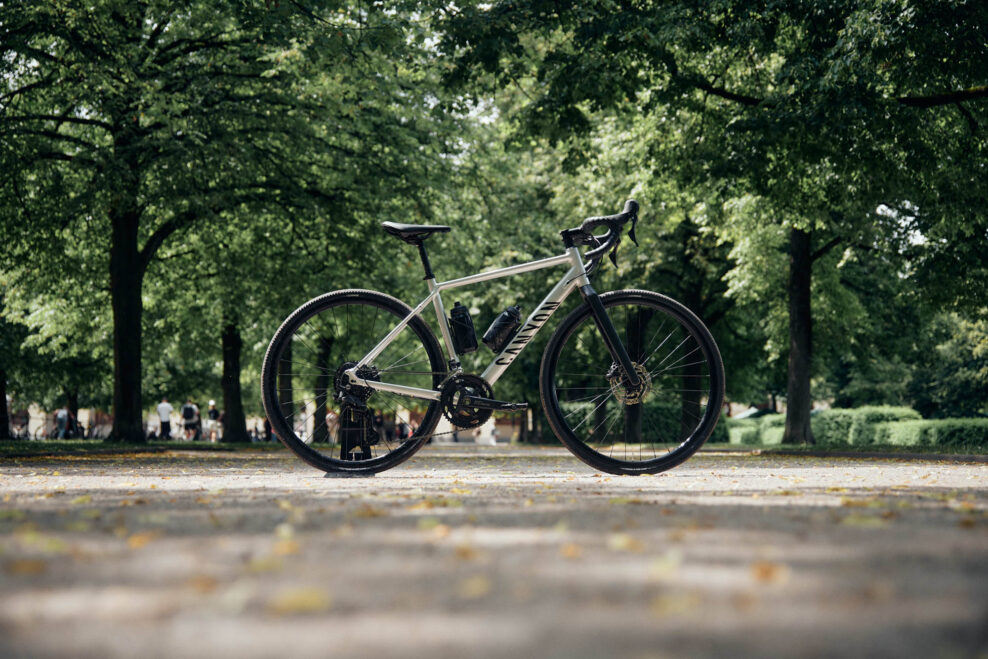Nov&yacute; kr&aacute;ľ dostupn&yacute;ch bicyklov? Canyon Endurace AllRoad prich&aacute;dza so sadou Shimano CUES a stoj&iacute; iba 1049 eur