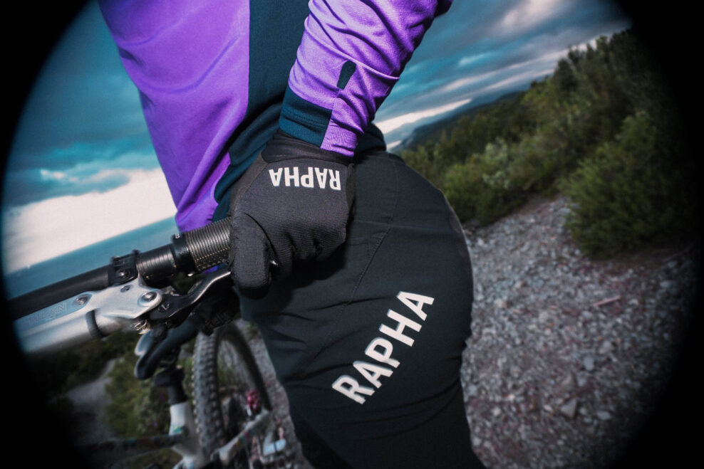 Rapha po &scaron;tyroch rokoch roz&scaron;iruje MTB kolekciu o gravity discipl&iacute;ny