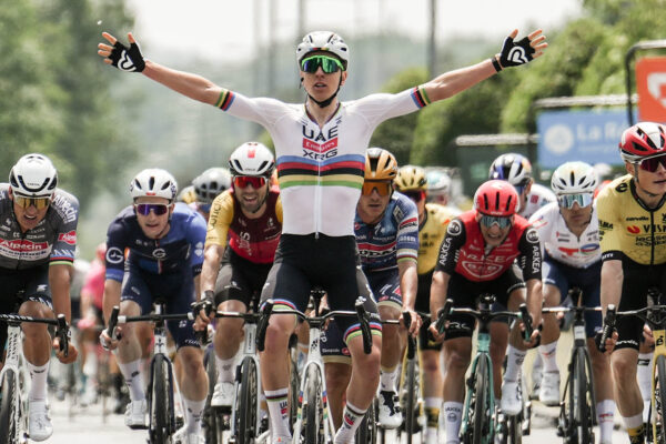 Tadej Pogačar porazil Vingegaarda aj Van der Poela v dramatickom závere úvodnej etapy Critérium du Dauphiné