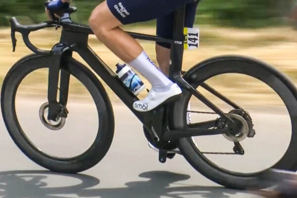 Na Critérium du Dauphiné sa objavil prototyp extrémne agresívneho aero bicykla Factor