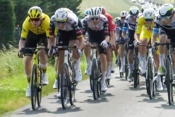  VIDEO ‎| Agresívne súboje tímov Visma a UAE o pozíciu na čele pelotónu na Critérium du Dauphiné