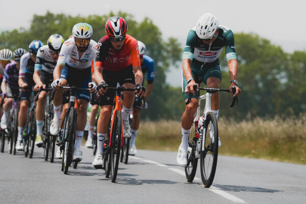 Iván Romeo využil taktizovanie úniku s Mathieu van der Poelom a vyhral tretiu etapu Critérium du Dauphiné