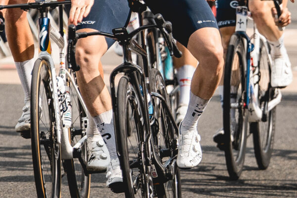 Jake Stewart vyhral v šprinte piatu etapu Critérium du Dauphiné na prototype agresívneho aero bicykla