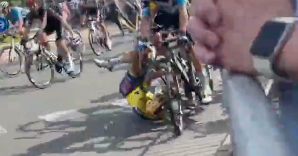  VIDEO &lrm;| Remco Evenepoel mal obrovsk&eacute; &scaron;ťastie, že pri p&aacute;de na Dauphin&eacute; neutrpel žiadne v&aacute;žne zranenia