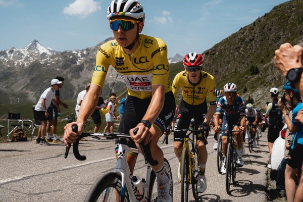 V&iacute;ťazom Crit&eacute;rium du Dauphin&eacute; je po 44 rokoch op&auml;ť majster sveta. Tadej Pogačar v hor&aacute;ch dominoval a Vingegaardovi nedal &scaron;ancu