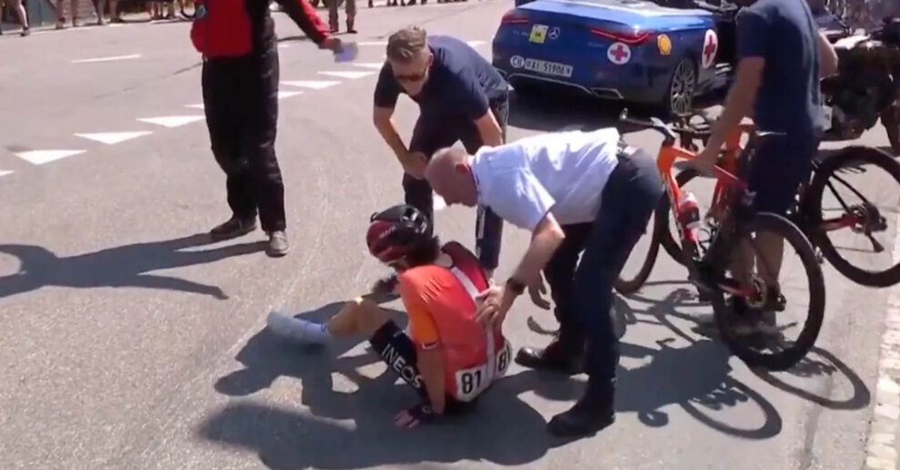  VIDEO &lrm;| Geraint Thomas po p&aacute;de dobojoval tretiu etapu Okolo &Scaron;vajčiarska, ale pre zranenie kolena z pretekov odst&uacute;pil