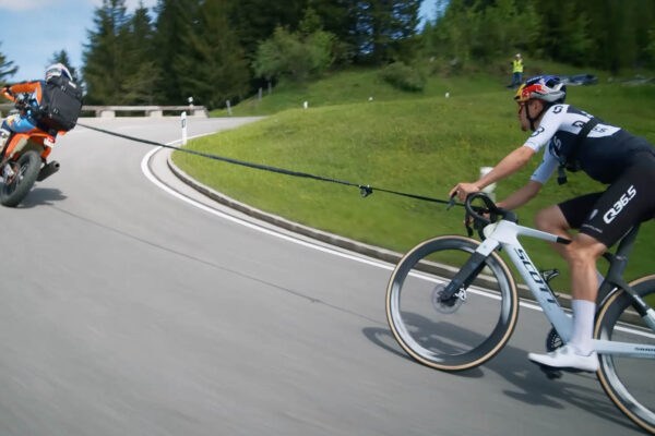 VIDEO ‎| Toma Picocka na bicykli „roztiahol“ motorkár na šialenú rýchlosť 115 km/h
