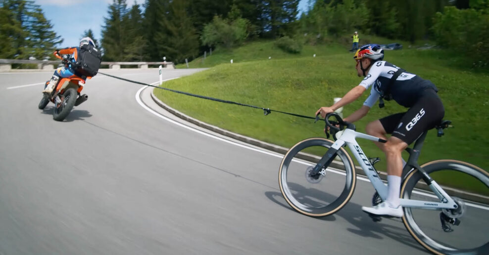 VIDEO ‎| Toma Picocka na bicykli „roztiahol“ motorkár na šialenú rýchlosť 115 km/h