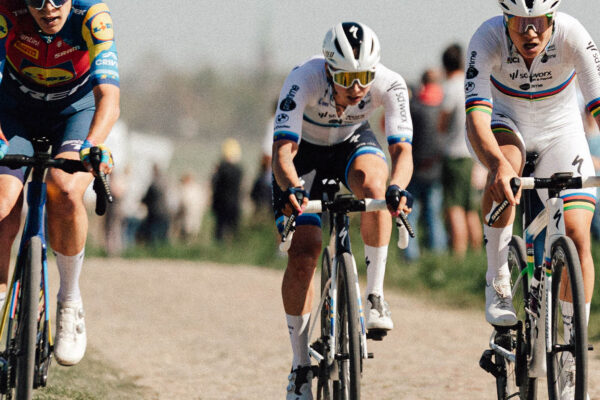 UCI aj napriek rast&uacute;cej kritike trv&aacute; na obmedzeniach &scaron;&iacute;rky riadidiel a maxim&aacute;lneho prevodu