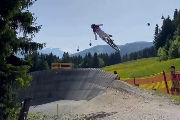 Musíte vidieť ‎| Jackson Goldstone a šialený dopad do wallridu v Leogangu