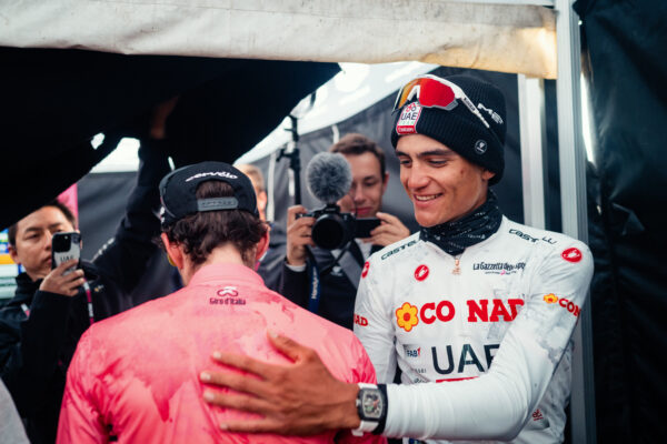 Inštrukcie boli jasné, držať sa Carapaza. Ako tím UAE podcenil Simona Yatesa a prišiel o ružový dres na Giro d’Italia