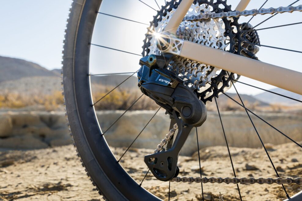Shimano roz&scaron;iruje s&eacute;riu Di2 o nov&uacute; 12-r&yacute;chlostn&uacute; gravelov&uacute; sadu GRX RX827