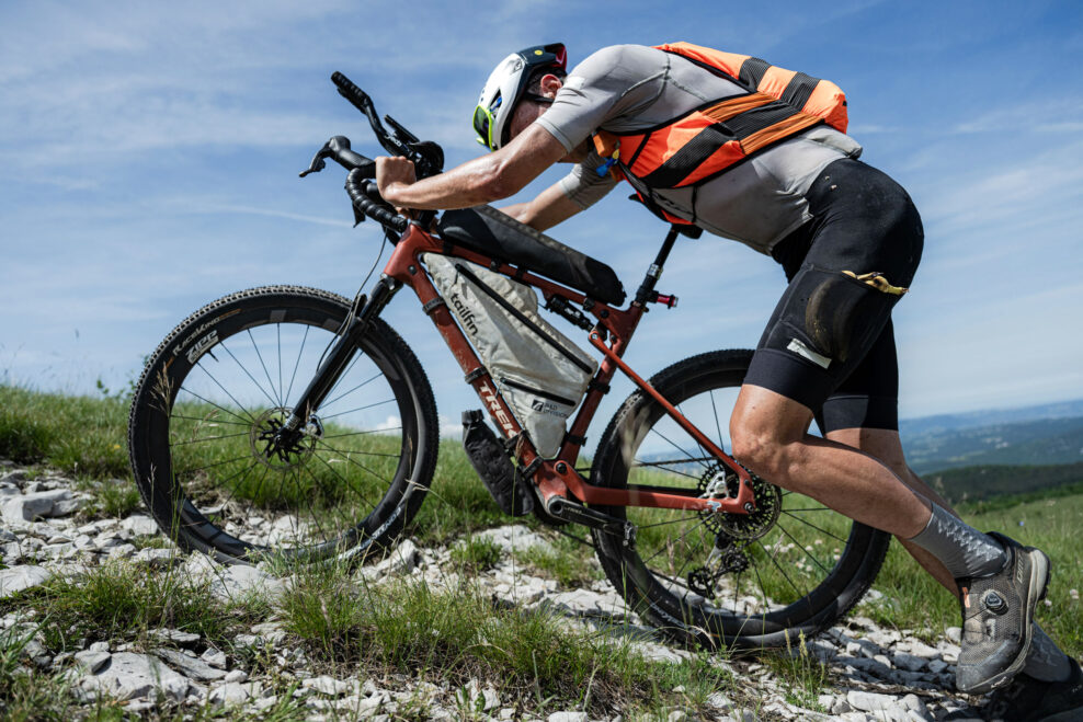 Trek testuje gravelov&uacute; novinku s celoodpružen&yacute;m r&aacute;mom