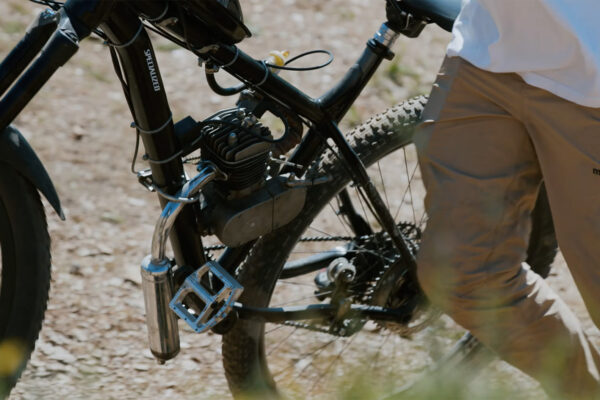 VIDEO &lrm;| Joel Anderson a jeho trailov&yacute; bicykel s benz&iacute;nov&yacute;m dvojtaktom