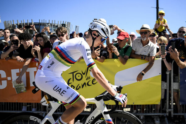 Tadej Pogačar po káve a burgri počas voľného dňa chce opäť získať žltý dres