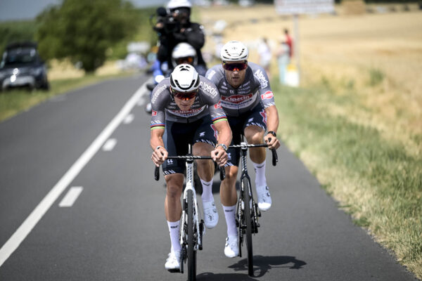 Šanca na víťazstvo z úniku je len 2%. Prečo sa jazdci na Tour de France púšťajú do únikov?
