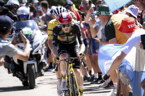V cieli narazil do fotografa a spadol. Jonas Vingegaard predviedol skvelý výkon na Mont Ventoux, aj keď Pogačara sa nezbavil