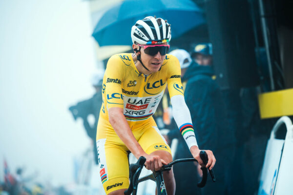 Zranenie kolena Tadeja Pogačara na Tour de France vraj spôsobila kolízia s autom tímu Visma-Lease a Bike