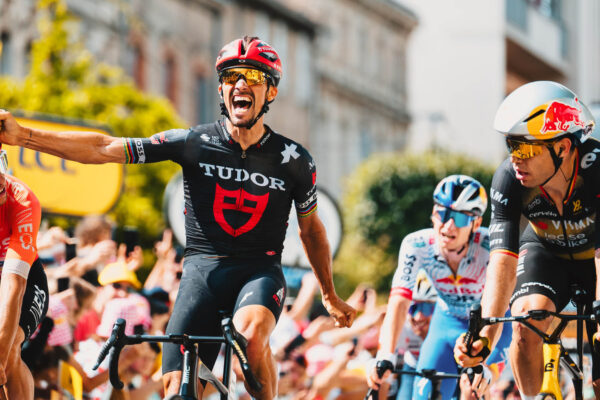 Vykĺbené rameno si napravil sám a v cieli omylom oslavoval. Divoký deň Juliana Alaphilippa v úniku na Tour de France