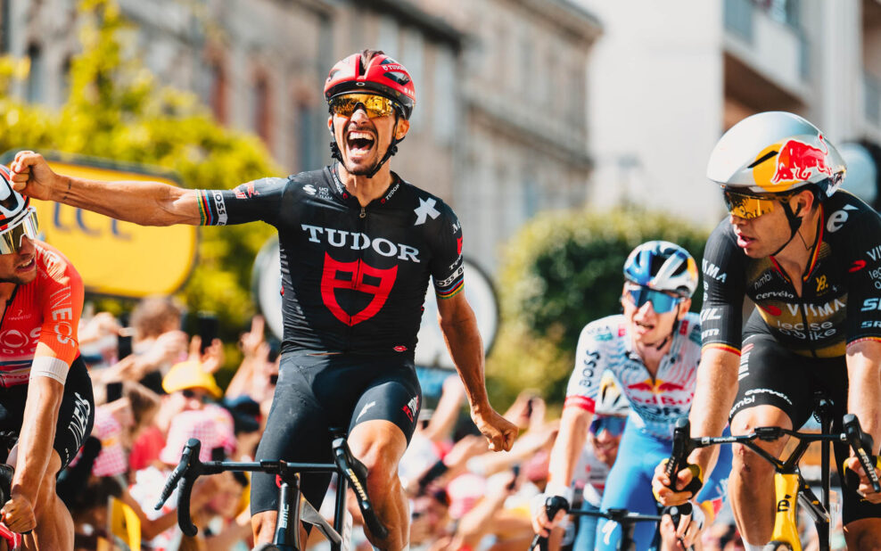 Vykĺben&eacute; rameno si napravil s&aacute;m a v cieli omylom oslavoval.&nbsp;Divok&yacute; deň Juliana Alaphilippa v &uacute;niku na Tour de France