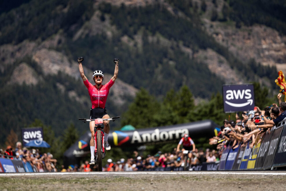 Samara Maxwell napriek dvom p&aacute;dom a defektu vyhrala Svetov&yacute; poh&aacute;r XCO v Pal Arinsal