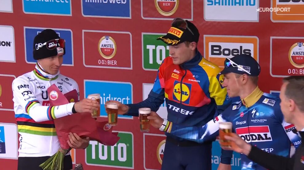 Pij&uacute; cyklisti na Tour de France alkohol?