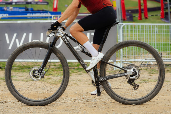 Na tratiach Svetového pohára sa objavil prototyp BMC s 32-palcovými kolesami