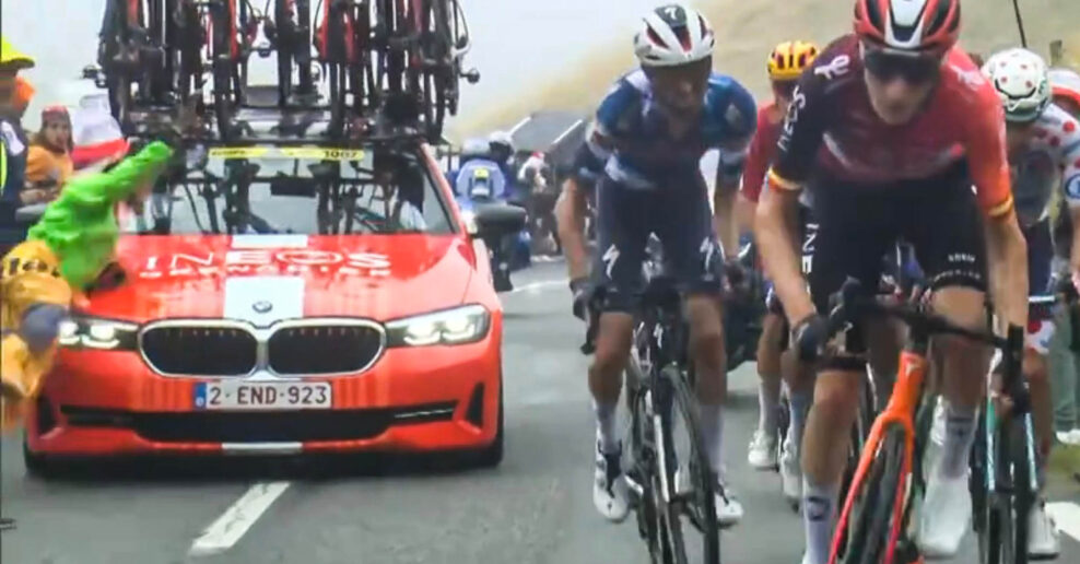 VIDEO ‎| Sprievodné auto tímu Ineos zrazilo fanúšika počas štrnástej etapy Tour de France