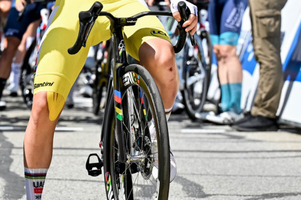 Tadej Pogačar odštartoval na aero bicykli aj v kráľovskej etape Tour de France
