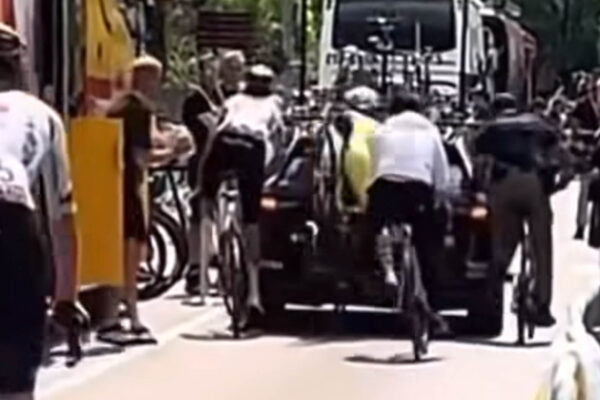  VIDEO ‎| Tadej Pogačar narazil do sprievodného auta tímu Visma pred štartom kráľovskej etapy Tour de France