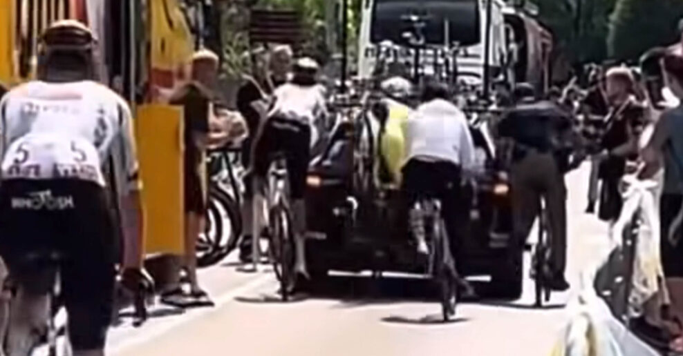  VIDEO ‎| Tadej Pogačar narazil do sprievodného auta tímu Visma pred štartom kráľovskej etapy Tour de France