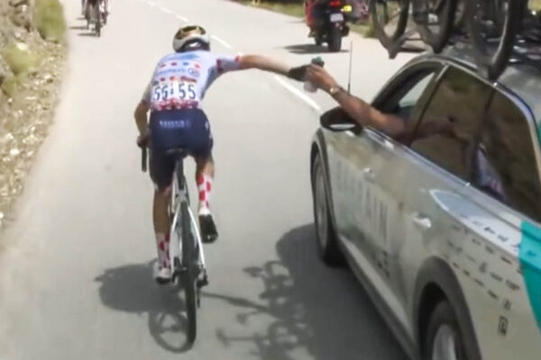 VIDEO ‎| Lenny Martinez prišiel o bodkovaný dres po penalizácii za trojitú „sticky bottle“ na Tour de France