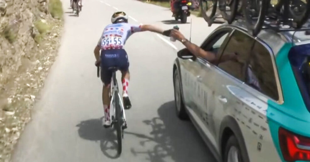 VIDEO &lrm;| Lenny Martinez pri&scaron;iel o bodkovan&yacute; dres po penaliz&aacute;cii za trojit&uacute; &bdquo;sticky bottle&ldquo; na Tour de France
