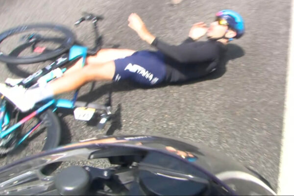 VIDEO ‎| Francúzskeho cyklistu takmer zrazila televízna motorka po páde na Tour de France