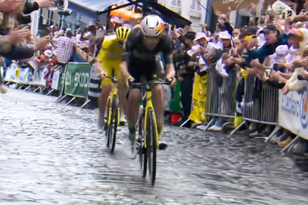  VIDEO &lrm;| Zdrvuj&uacute;ci &uacute;tok Wouta van Aerta, ktor&yacute;m sa zbavil Tadeja Pogačara a vyhral posledn&uacute; etapu Tour de France