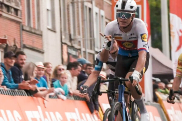 Český jazdec Mathias Vacek po skvelom výkone vyhral v štvrtú etapu pretekov Okolo Valónska