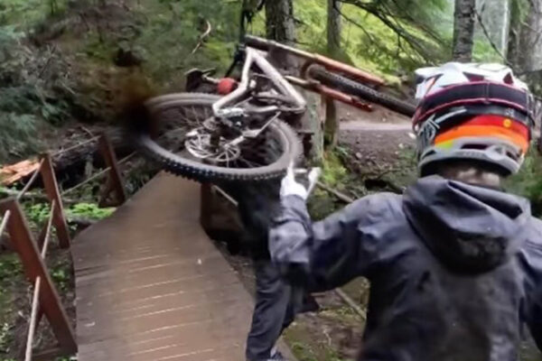 VIDEO ‎| Správal sa ako nadrogovaný. Rozzúrený jazdec hodil tínedžerovi bicykel z mosta